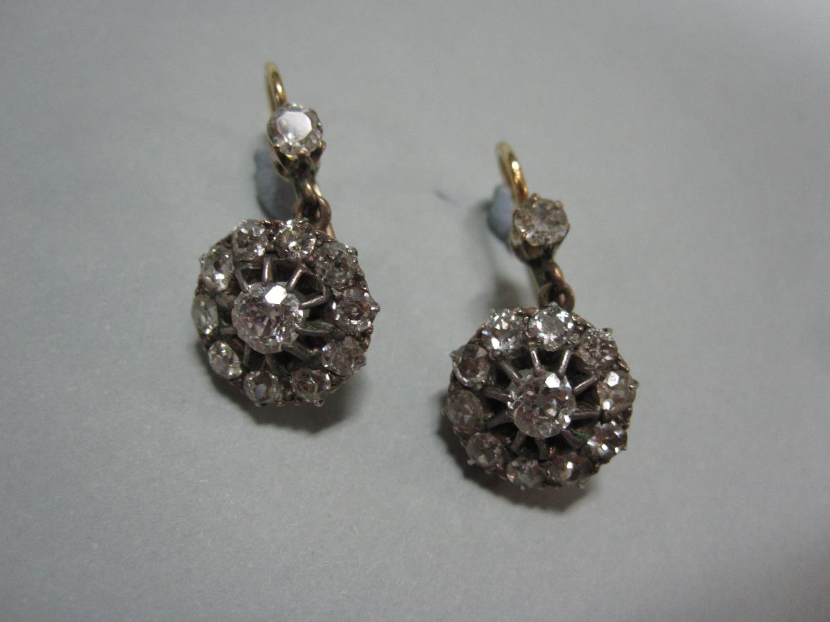 A pair of Victorian diamond cluster earpendants, each wire hook with safety catch, and claw set to - Bild 2 aus 4