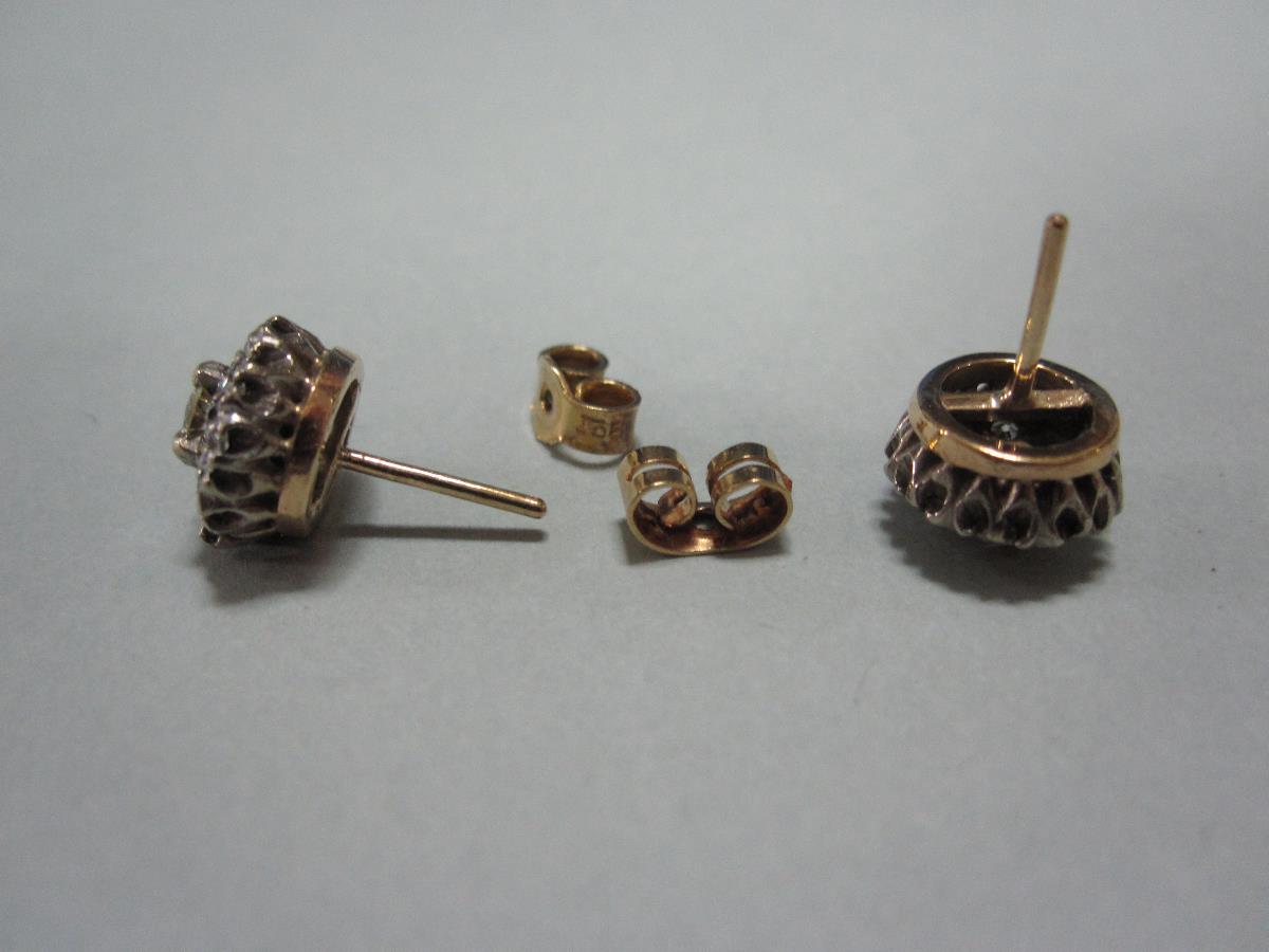 A pair of diamond cluster earstuds, each with a central round brilliant cut diamond four claw set - Bild 2 aus 2