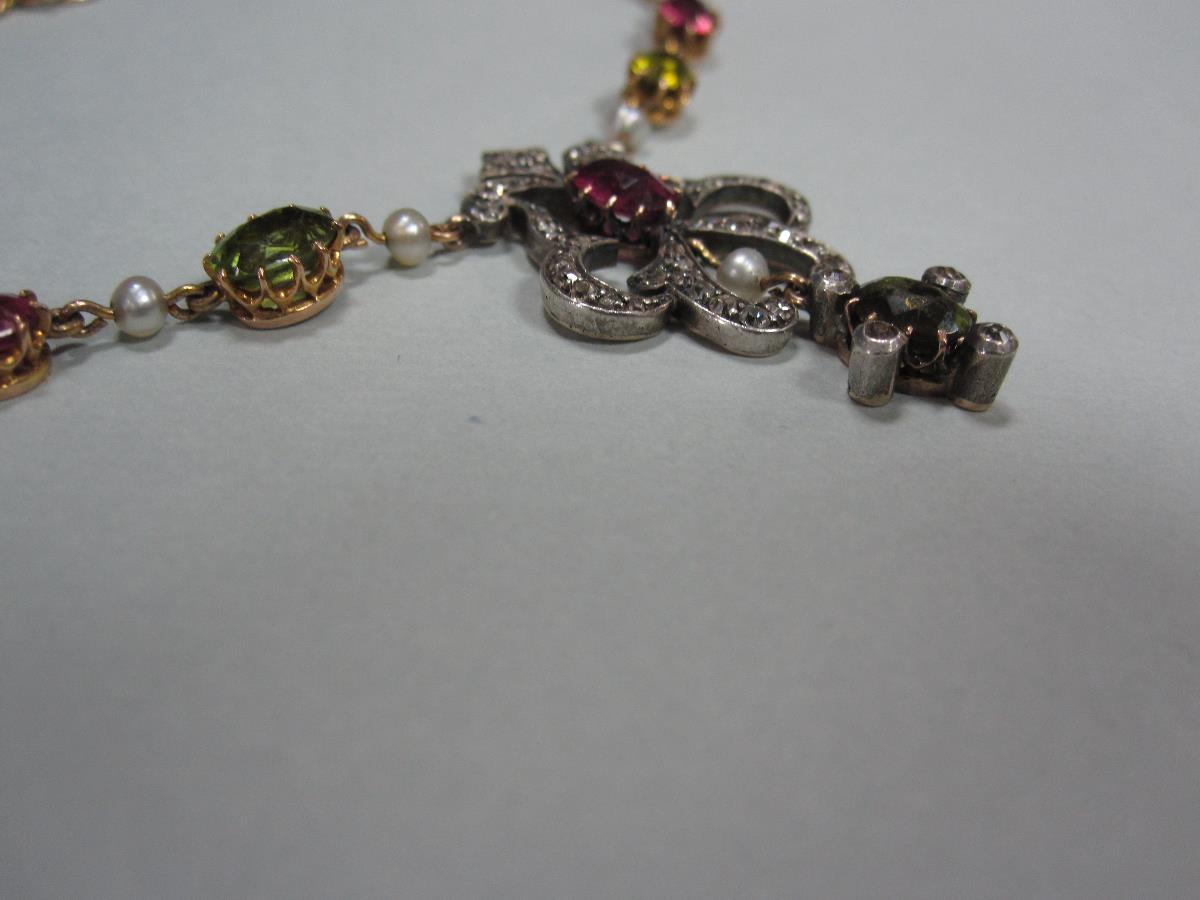 A late Victorian diamond, peridot and pink tourmaline necklace, the central focus an open scrolling - Bild 2 aus 4