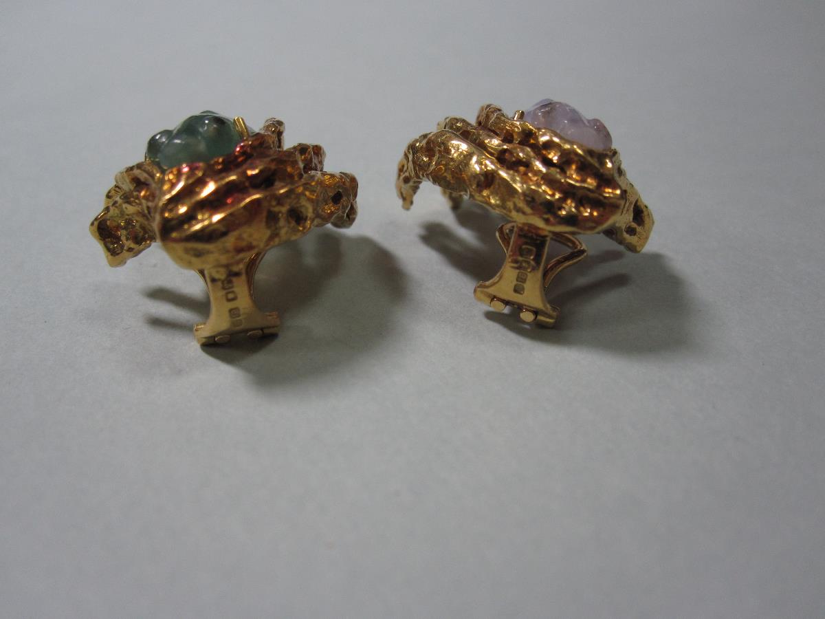 A pair of 18ct gold and carved jade earclips, each designed as a swimming fantail goldfish, one of - Bild 4 aus 5