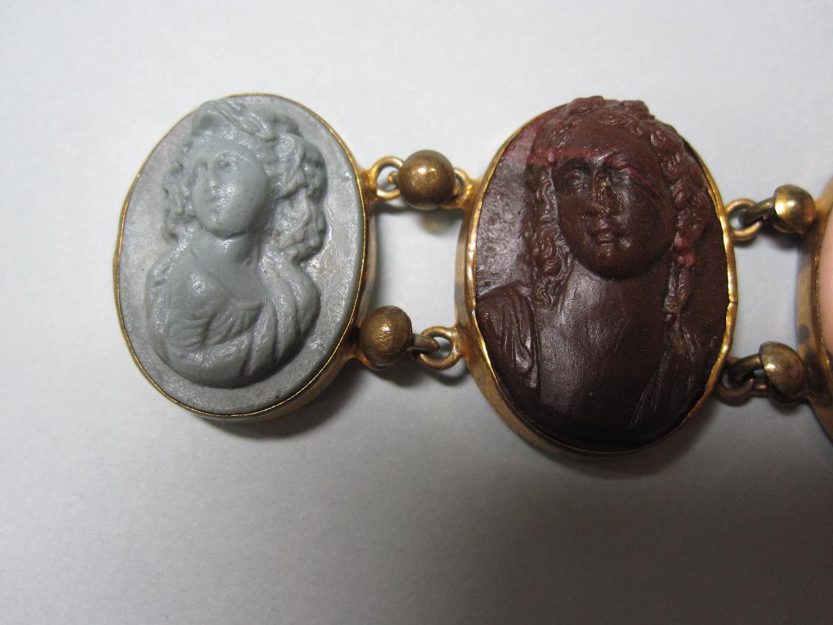 A lava cameo bracelet together with another similar of moulded opaque glass, the first with seven - Bild 6 aus 8