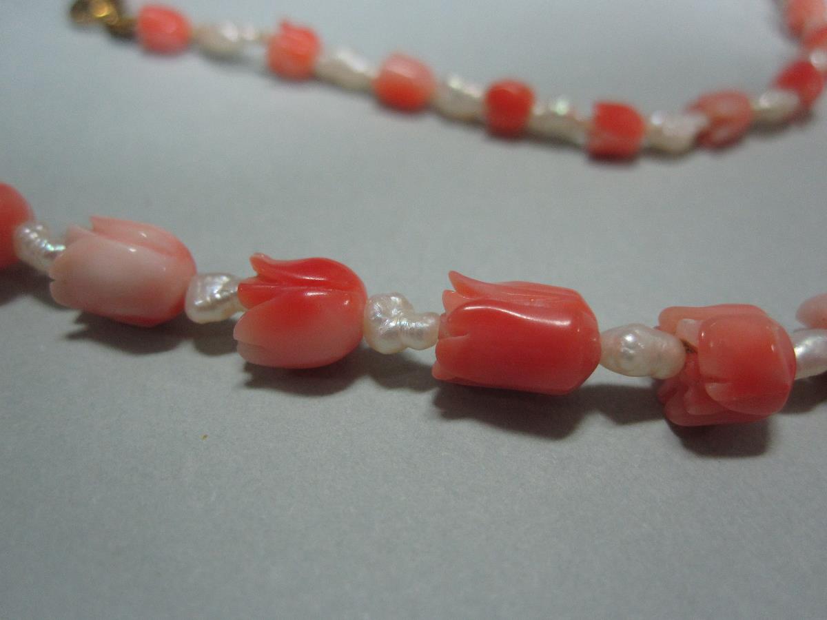 A carved coral and pearl necklace, the graduated string of coral beads carved as bell flowers or - Image 2 of 3