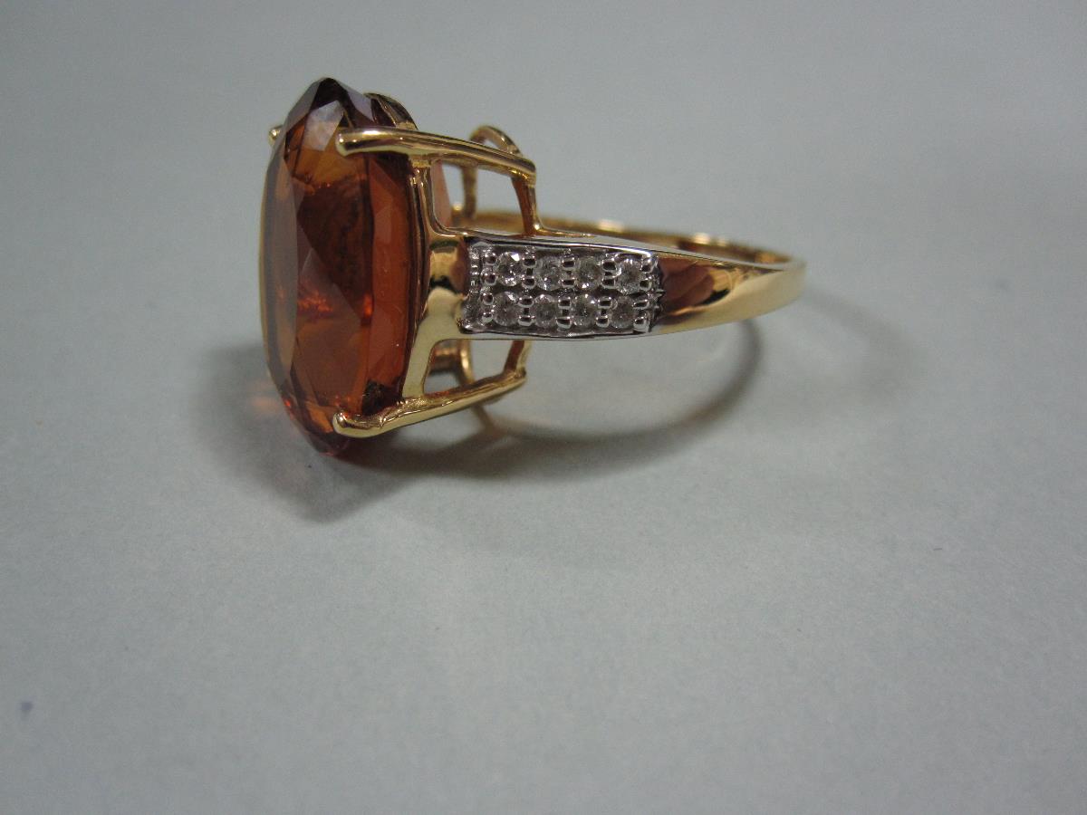 A citrine and diamond ring set in 18ct gold, the oval cut sherry coloured citrine held by four - Bild 3 aus 6