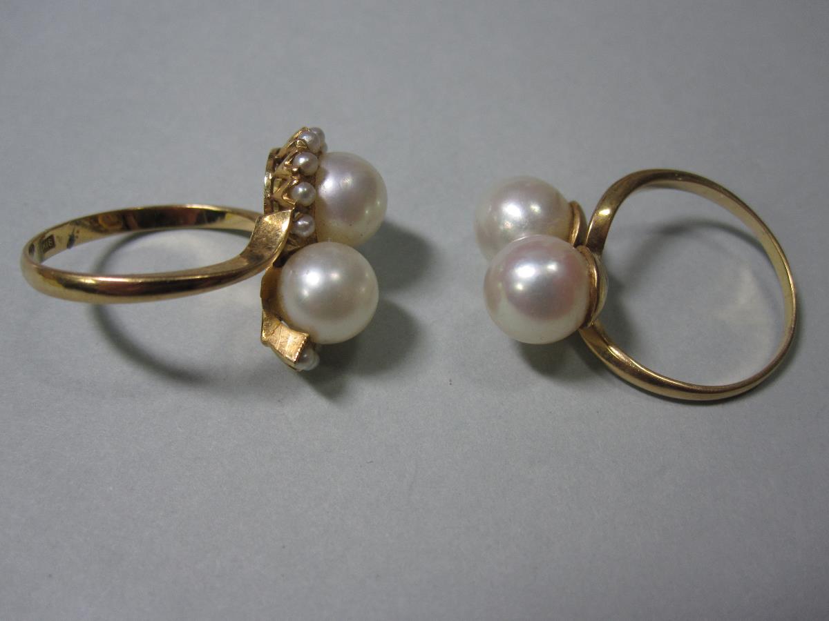 Two crossover pearl rings, the first a pearl and seed pearl ring with two 7.5mm pearls set in a - Image 5 of 7