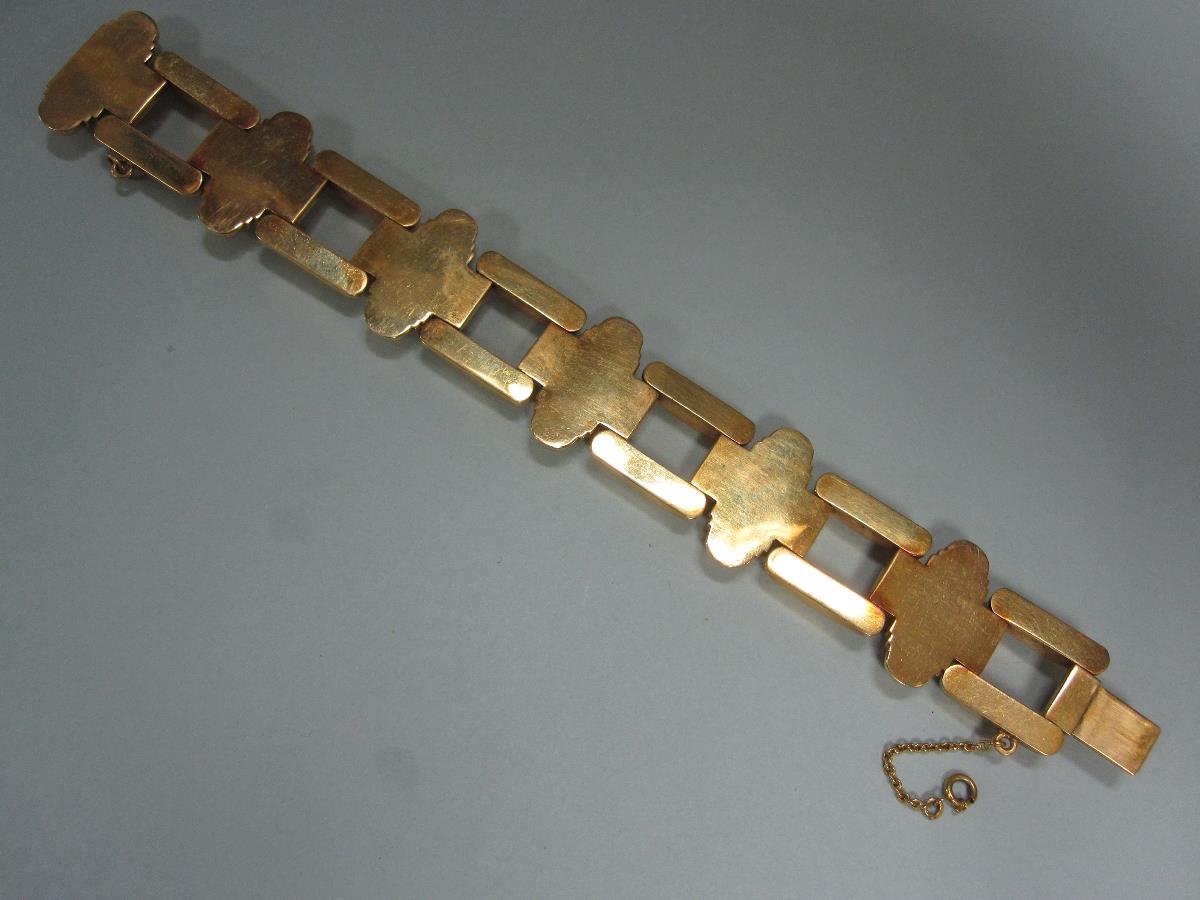 A 19ct gold chunky link bracelet, of bold geometric design with alternating open square and half - Bild 2 aus 5
