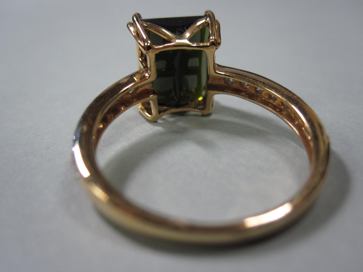 An 18ct gold green tourmaline and diamond ring, set with a scissor cut bottle green tourmaline in - Bild 4 aus 6