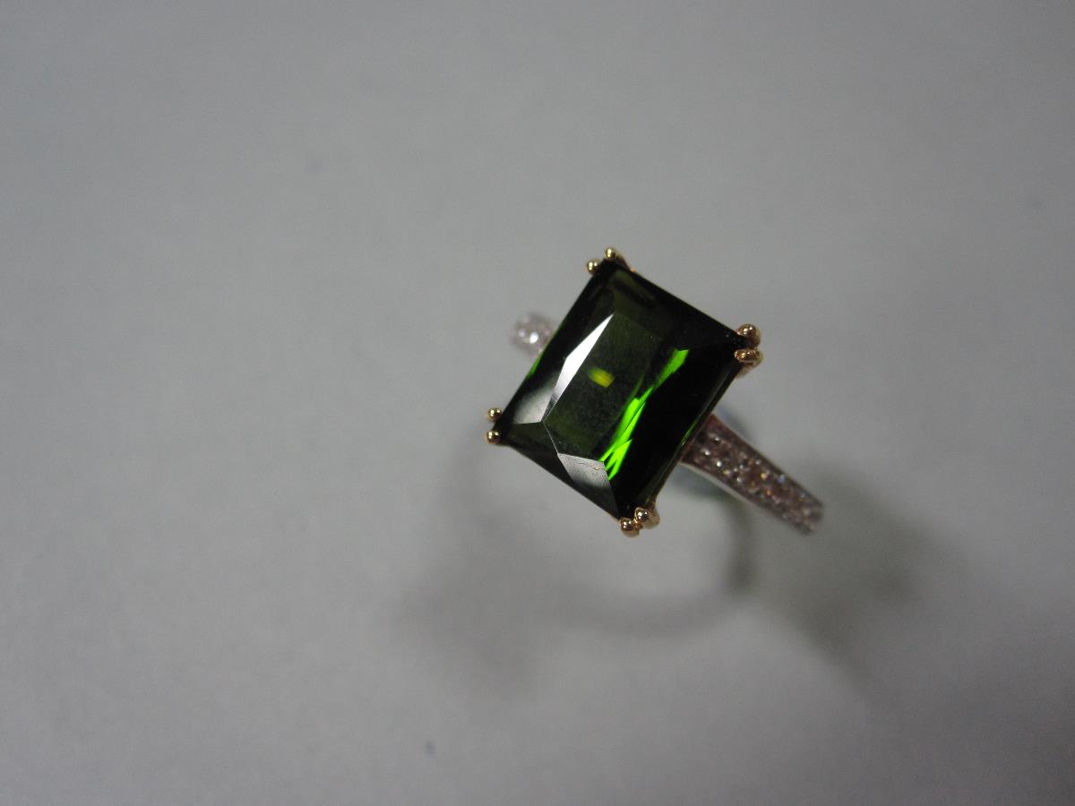 An 18ct gold green tourmaline and diamond ring, set with a scissor cut bottle green tourmaline in - Bild 6 aus 6