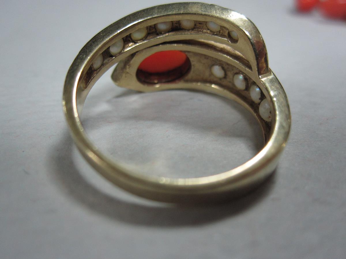 A small collection of coral jewellery, firstly a 9ct gold coral and seed pearl ring of asymmetric - Bild 5 aus 6