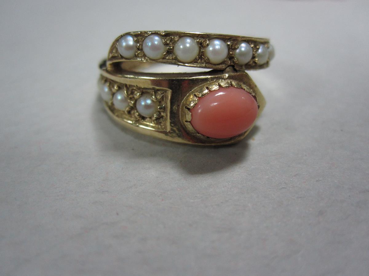 A small collection of coral jewellery, firstly a 9ct gold coral and seed pearl ring of asymmetric - Bild 4 aus 6