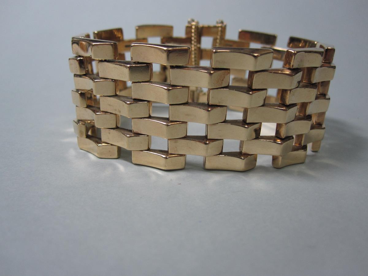 A substantial 9ct gold bricklink bracelet, with alternating stacks of polished shaped `bricks`,