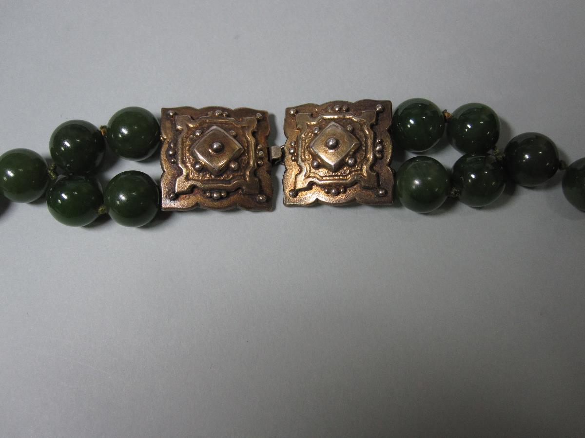 A nephrite jade bead suite with silver gilt fittings, the bracelet with a double row of 12-12.5mm - Bild 2 aus 7