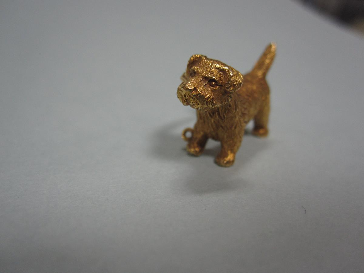 A vintage dog brooch, the realistically modelled and wire-hair textured standing Norfolk terrier, - Bild 2 aus 6