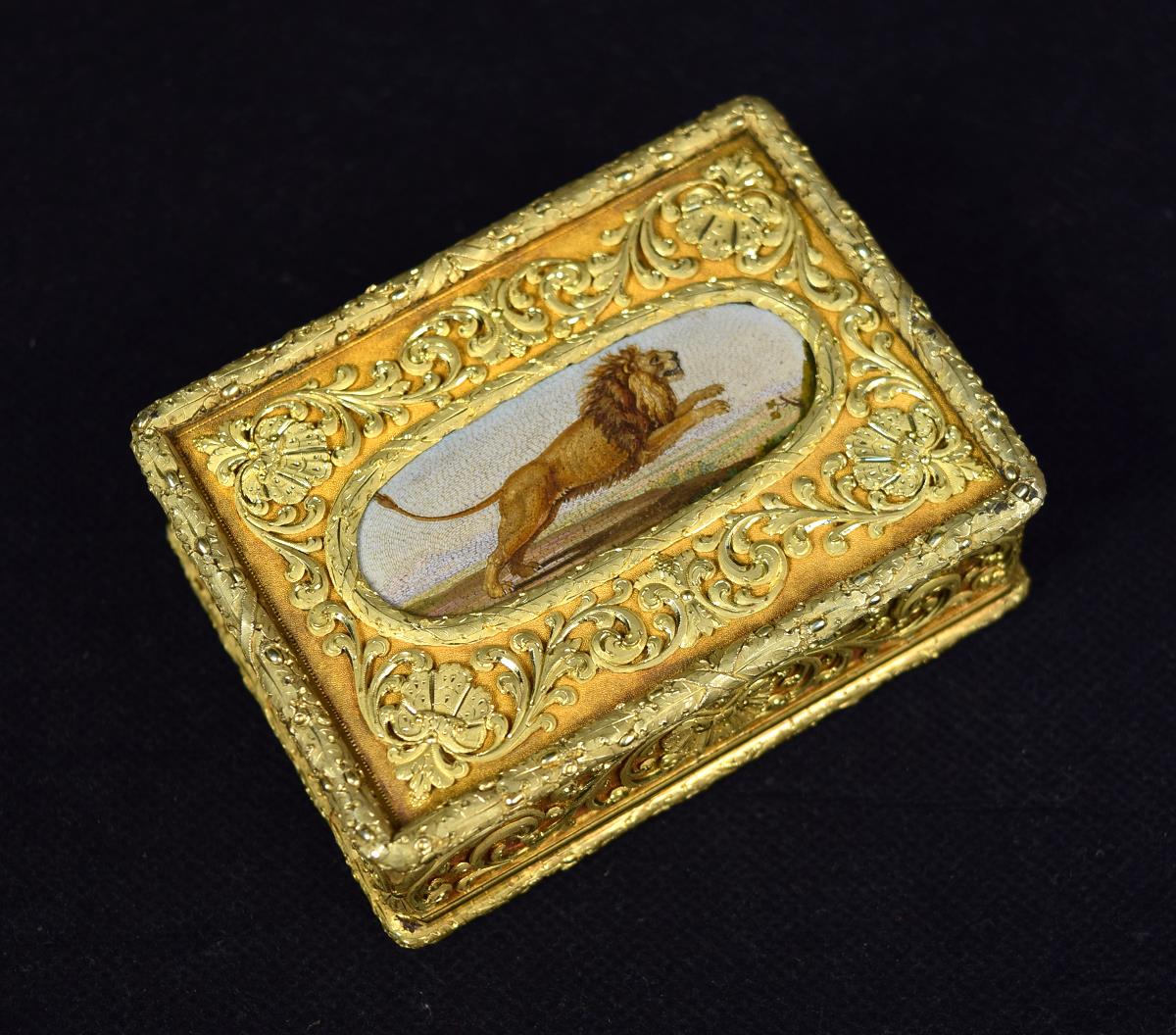 An 18ct gold cage work decorated snuff box, by Alexander J Strachan, London 1808, the cover inset - Image 2 of 9