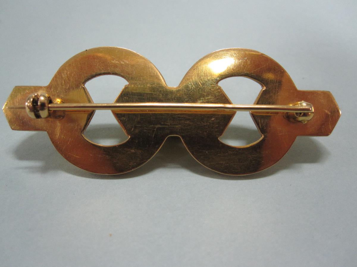 A 19ct gold `chain` link brooch, designed as two chunky ring hoops joined by three angular half - Bild 2 aus 4