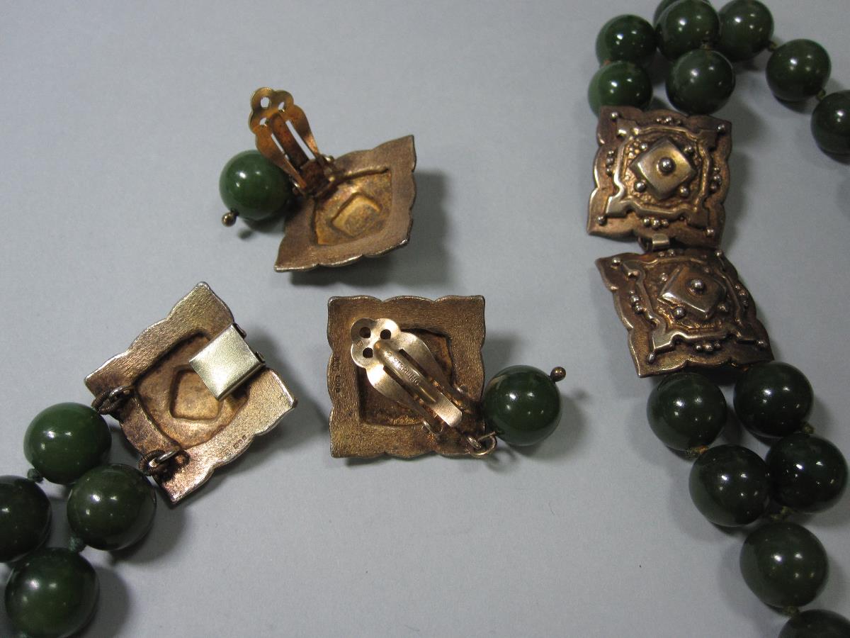 A nephrite jade bead suite with silver gilt fittings, the bracelet with a double row of 12-12.5mm - Bild 5 aus 7