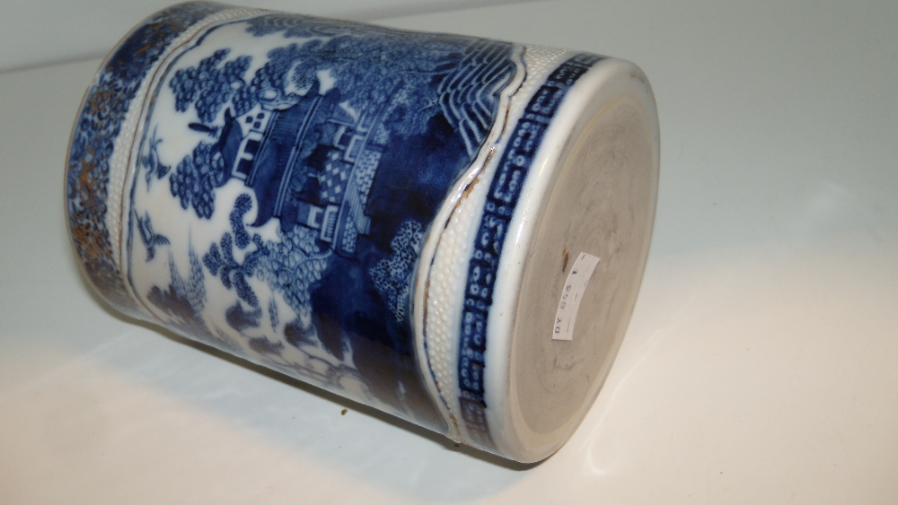 A late 18th/early 19th century blue and white mug, the cylindrical sides of the exterior painted - Image 3 of 3