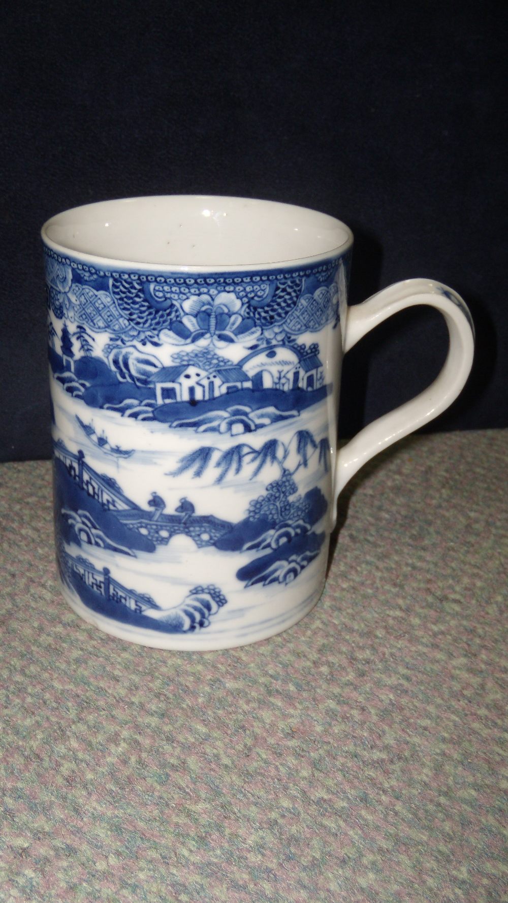 A late 18th/early 19th century blue and white mug, the cylindrical sides of the exterior painted - Image 2 of 2