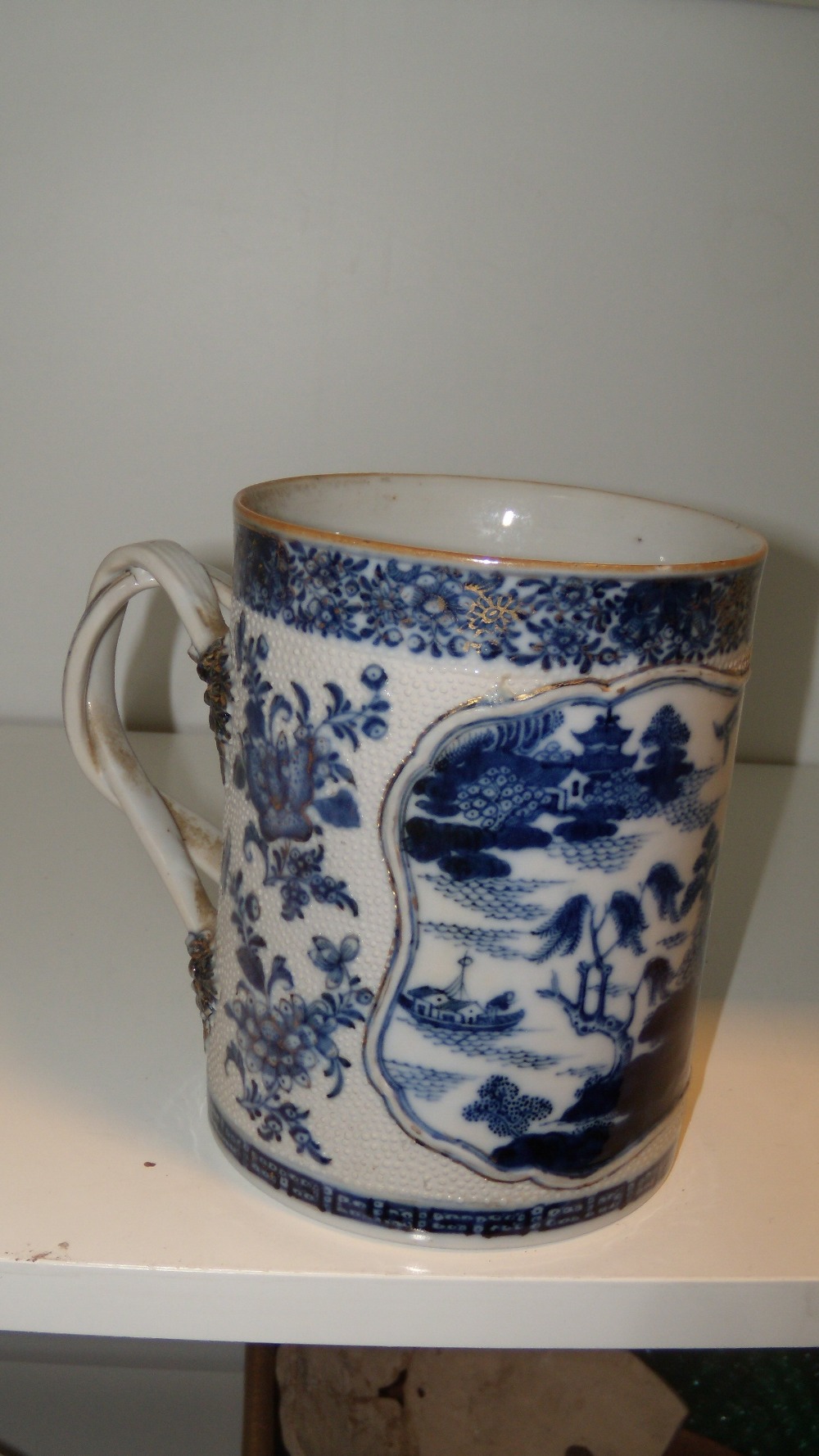 A late 18th/early 19th century blue and white mug, the cylindrical sides of the exterior painted - Image 2 of 3