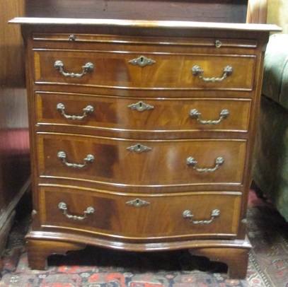 A small reproduction bachelor`s chest of drawers, 78 (h) x 72 (w) x 45 (d)cm