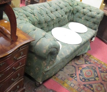 A Victorian Chesterfield sofa with turned legs, 190cm (w)cm