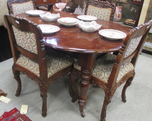 A 19th century mahogany oval dining table with two additional leaves, 72 (h) x 140 (w) x 100 (d) cm