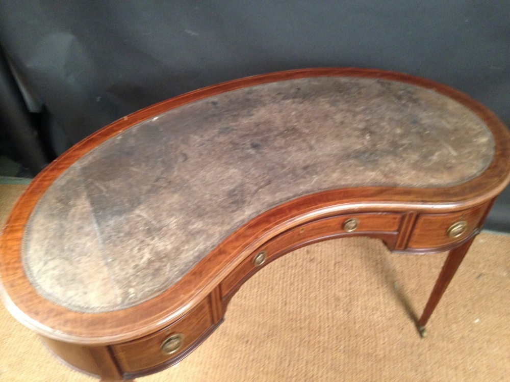 An Edwardian mahogany kidney shaped writing table, green leather lined top with boxwood line inlaid - Image 3 of 3