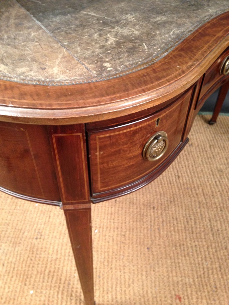 An Edwardian mahogany kidney shaped writing table, green leather lined top with boxwood line inlaid - Image 2 of 3