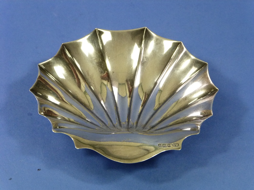 An Edwardian silver shell Dish, by Atkin Bros, hallmarked Sheffield, 1906, of scallop shell form