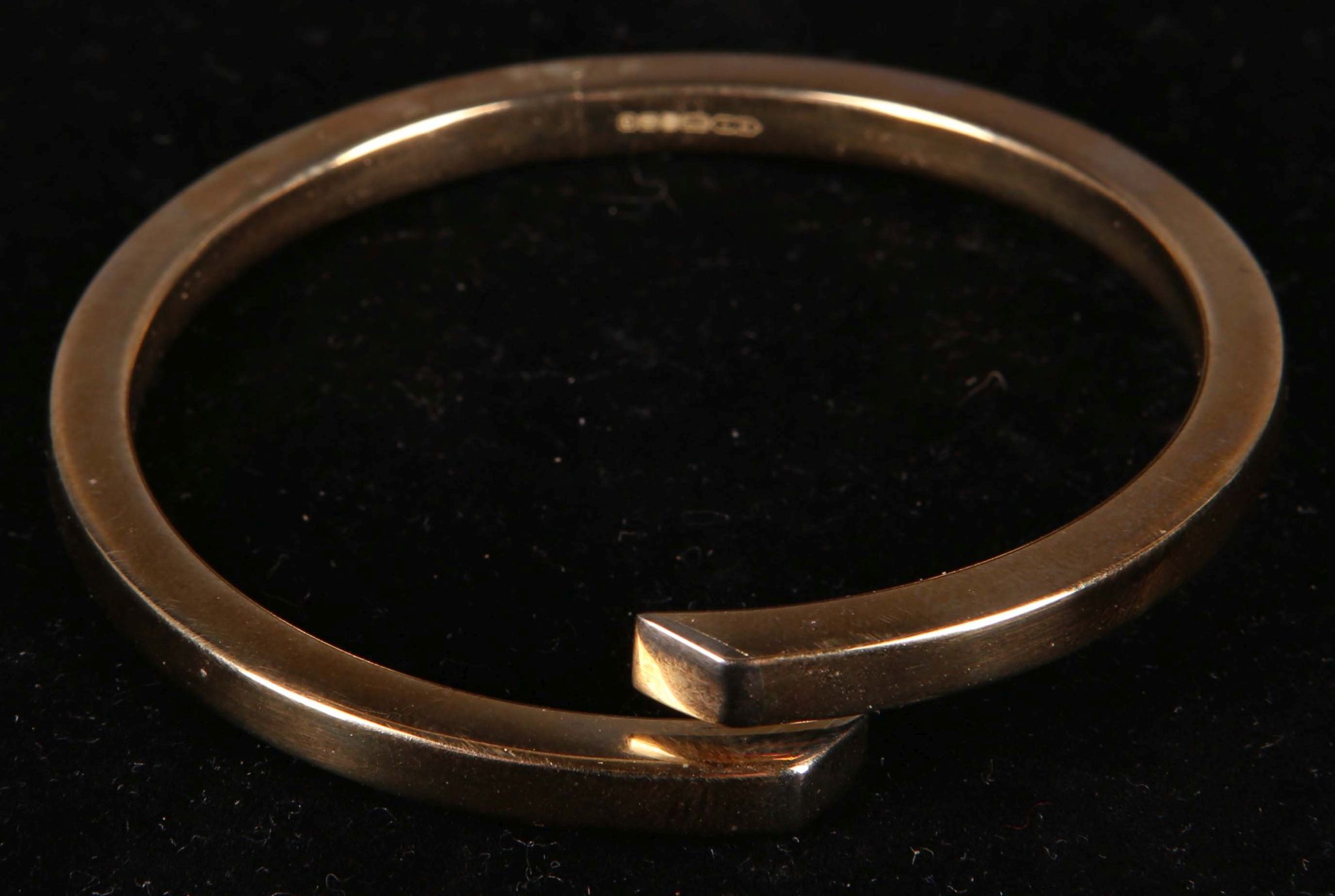 A 9ct gold open hinged bangle, 15grs.