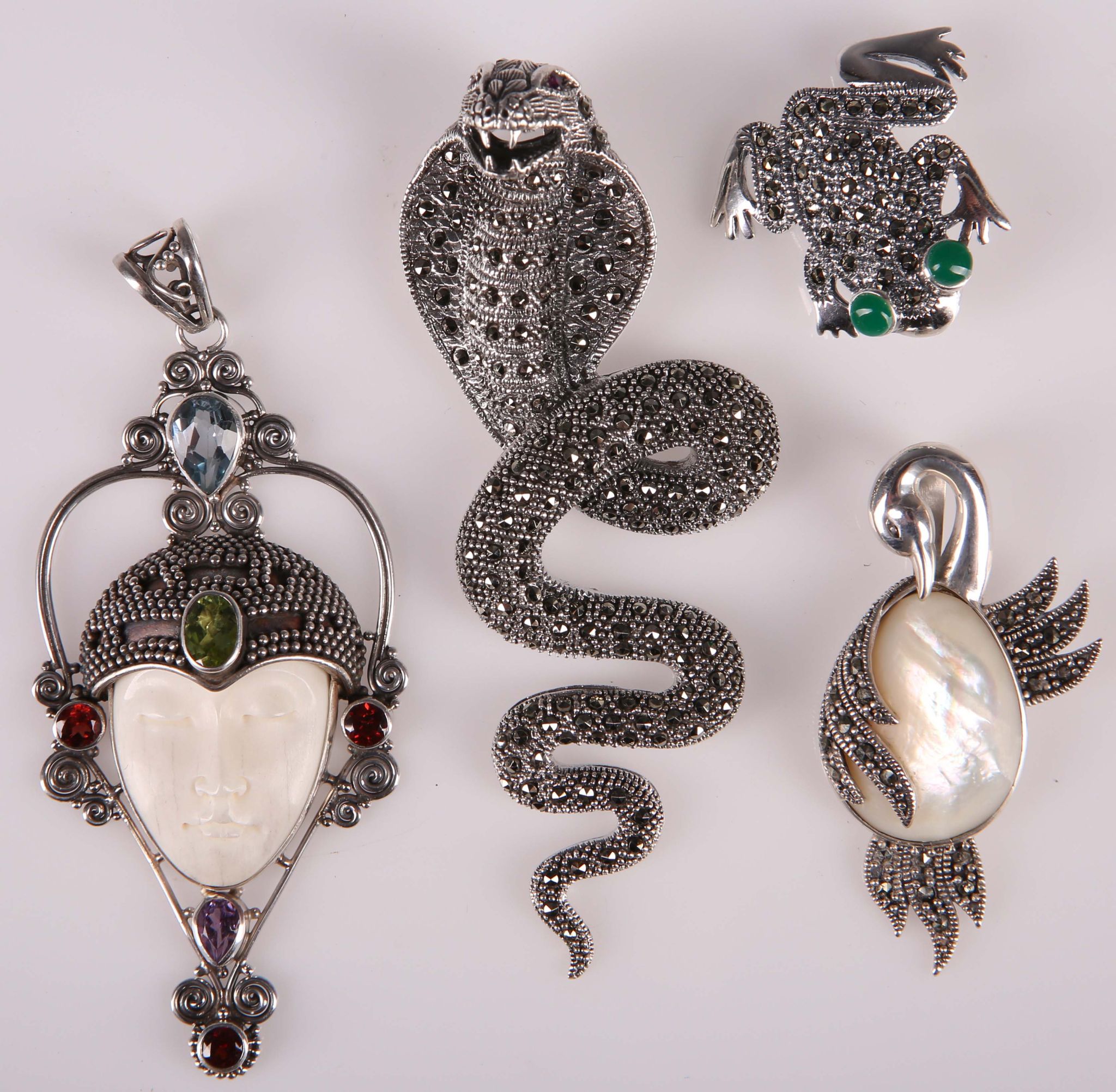Four sterling silver .925 brooches and pendants in the form of snake, swan, frog, etc. (4)