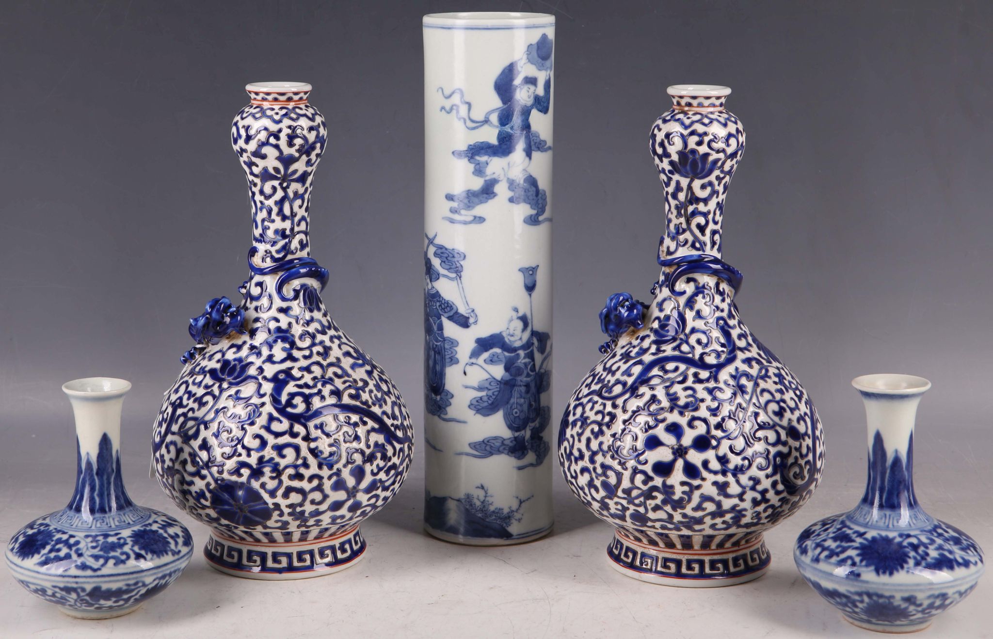 Four Chinese items, to include a pair of blue and white ovoid vases, with elongated neck and bulbous