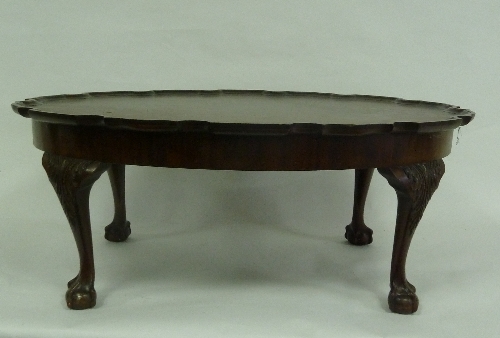 A mahogany coffee table of oval form with piecrust edge on cabriole legs, 89.5cm (35.25") wide