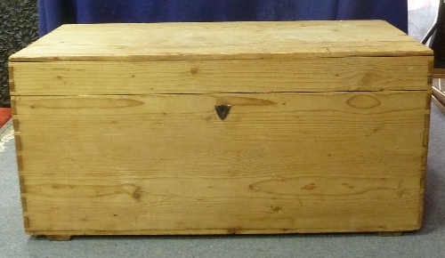 A pine blanket box, 99cm (39") wide