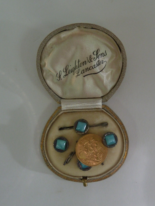 A gold half sovereign and a cased set of dress buttons