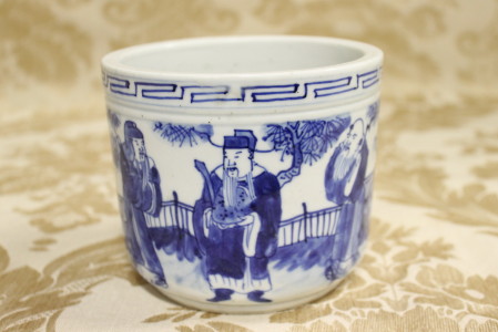 A Chinese hand painted blue and white brush pot of scholars. Height 11cm, Width 13cm