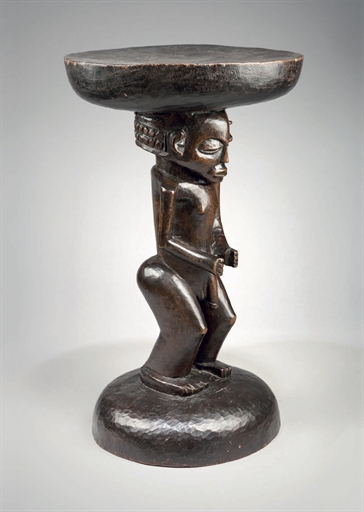 Tabouret à caryatide Tschokwé
Chokwe stool
Angola 
Hauteur: 40.5 cm. (16 in.) 
View on Christie's.