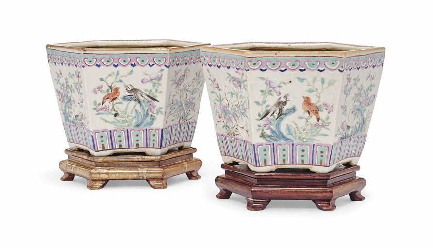 A PAIR OF CHINESE FAMILLE ROSE HEXAGONAL JARDINIÈRES
19TH CENTURY
Each decorated and gilt in