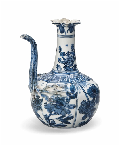 A CHINESE BLUE AND WHITE 'KRAAK PORSELEIN' EWER
WANLI PERIOD (1573-1619)
The globular body