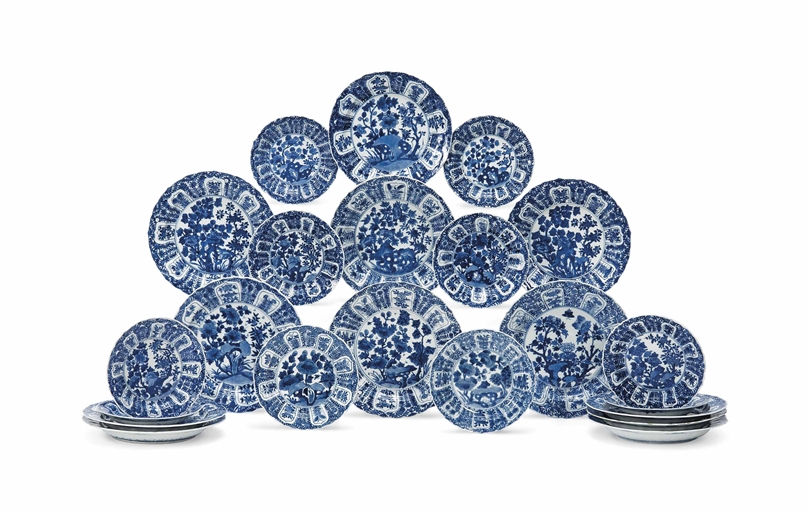 TWENTY-TWO CHINESE BLUE AND WHITE DISHES
KANGXI PERIOD (1662-1722)
Comprising twelve larger dishes