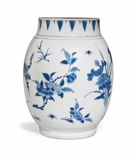 A CHINESE BLUE AND WHITE OVOID VASE
TRANSITIONAL PERIOD, 17TH CENTURY
Decorated with a wide band