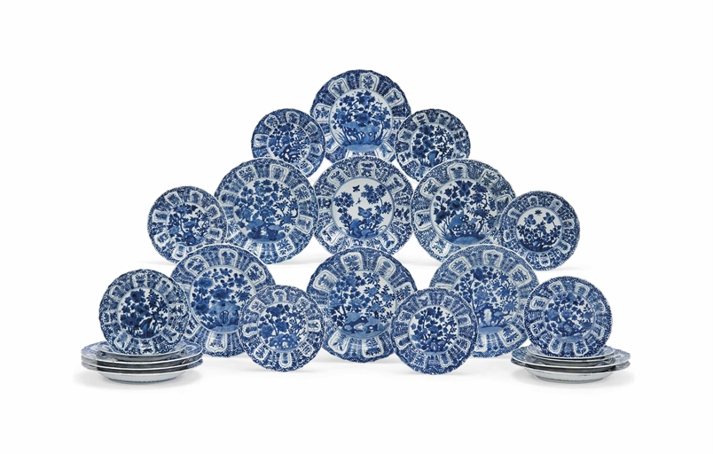 TWENTY-THREE CHINESE BLUE AND WHITE PLATES
KANGXI PERIOD (1662-1722)
Comprising twelve larger dishes