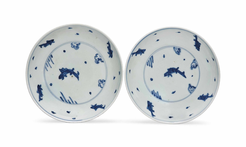 A PAIR OF CHINESE BLUE AND WHITE DISHES
EARLY 17TH CENTURY
With rounded sides, each decorated to the