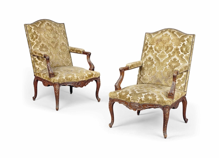 A PAIR OF FRENCH CARVED BEECH FAUTEUILS A LA REINE
OF REGENCE STYLE, LATE 19TH / EARLY 20TH