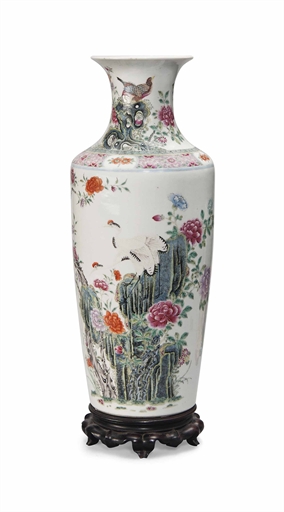 A CHINESE FAMILLE ROSE ROULEAU VASE
19TH CENTURY
Decorated to the body with a pair of cranes perched