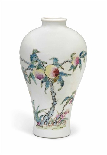 A CHINESE FAMILLE ROSE 'PEACHES' VASE, MEIPING
19TH/20TH CENTURY
Painted with an design of peaches