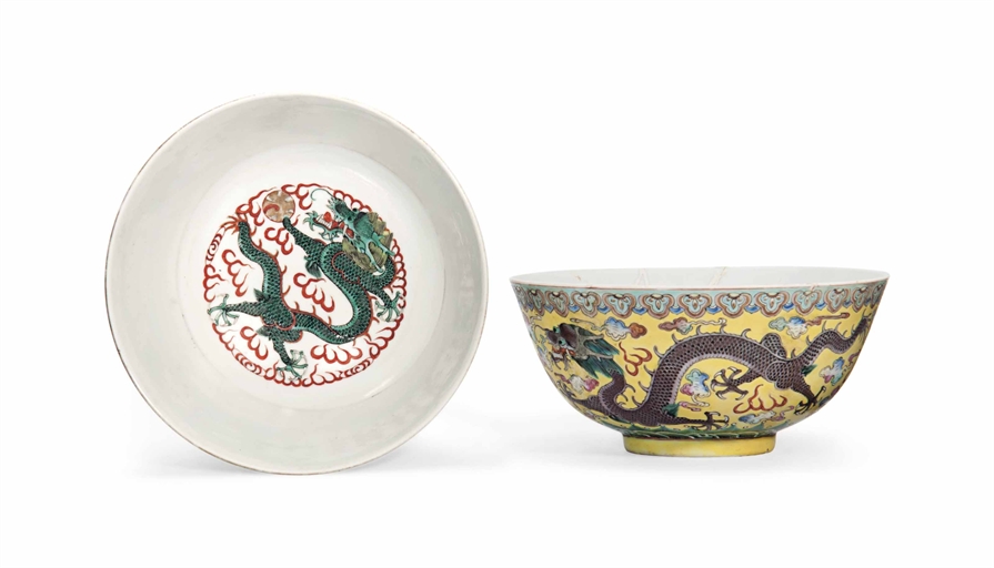 A PAIR OF CHINESE YELLOW-GROUND FAMILLE VERTE 'DRAGON' BOWLS
19TH CENTURY
Each decorated with two