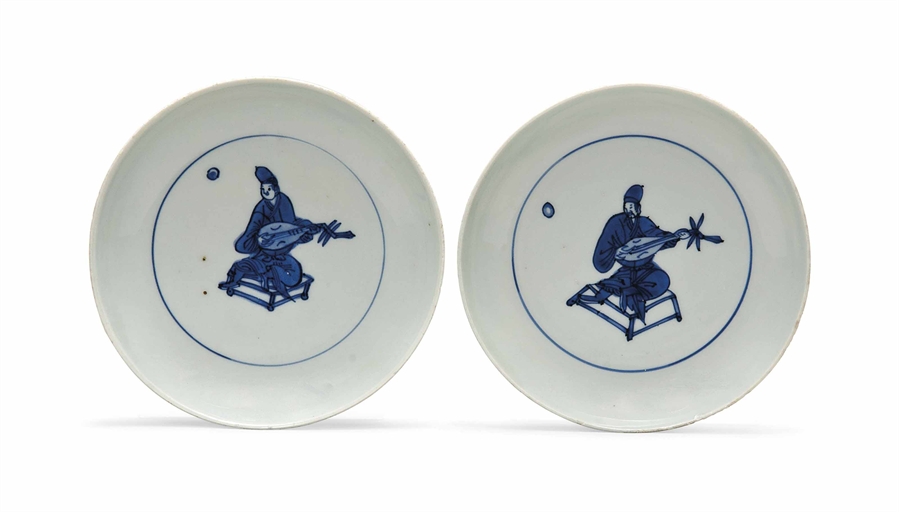 A PAIR OF CHINESE BLUE AND WHITE SAUCER DISHES
EARLY 17TH CENTURY
Each decorated with a seated