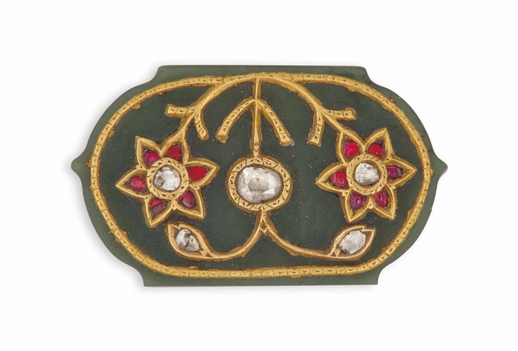 A DIAMOND-SET JADE PENDANT
INDIA, 19TH CENTURY
Of cusped oval form, the gold-inlaid decoration