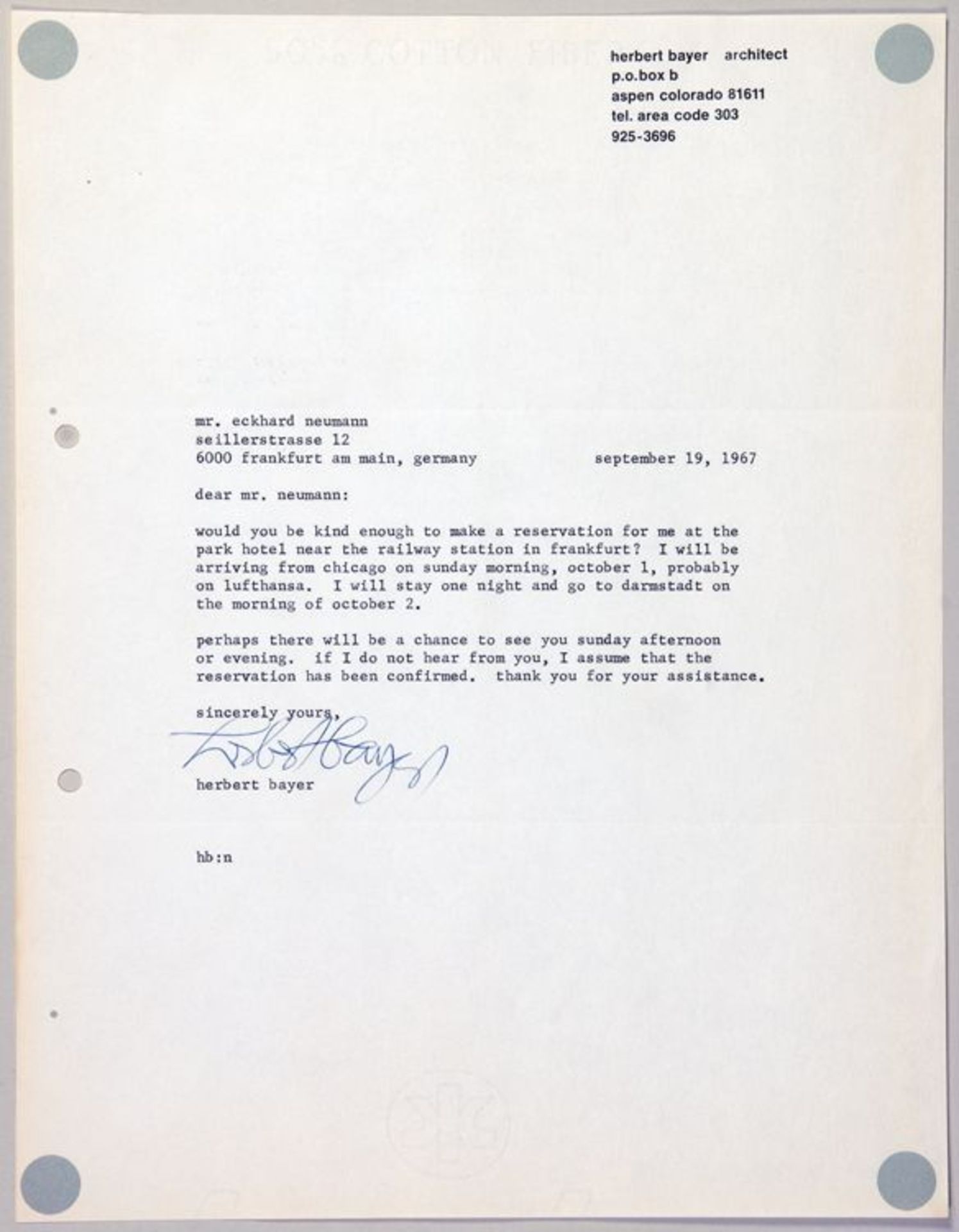 Herbert Bayer. Brief mit eigenhändiger Unterschrift, auf seinem zweifarbig bedruckten Briefpapier.