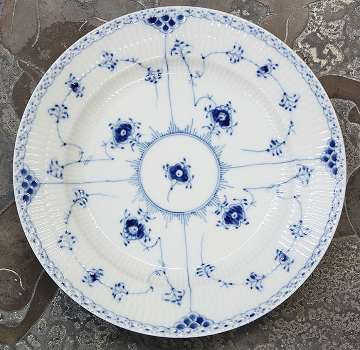 (lot of 61) Royal Copenhagen Blue Fluted Lace table service, each having a blue lace border